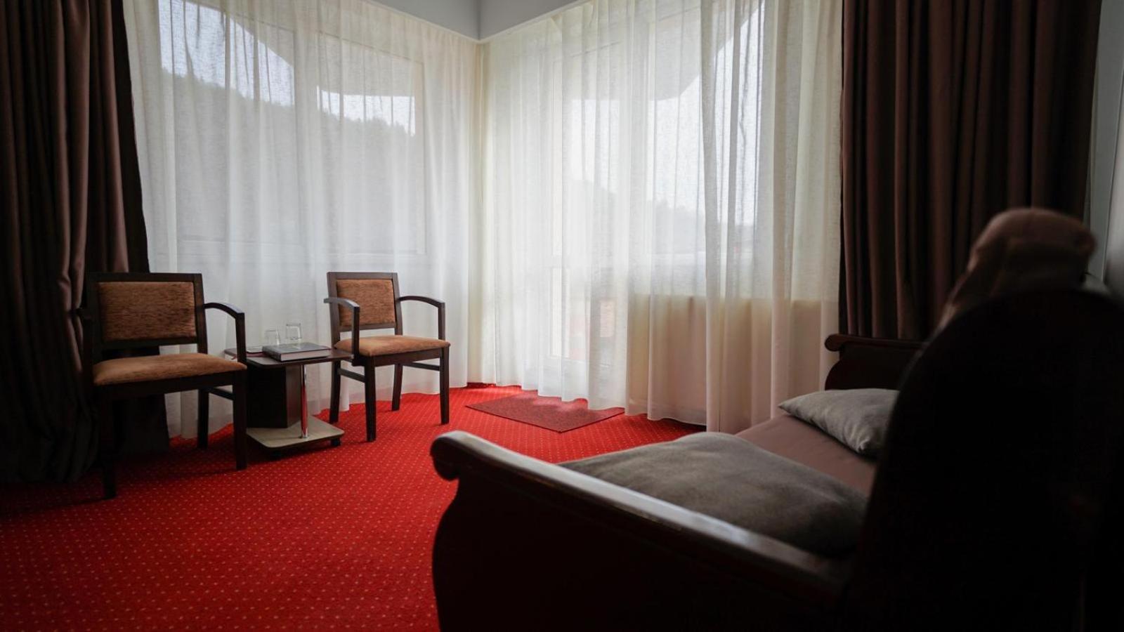 Vila Trandafirul Si Liliacul Hotel Caciulata Exterior photo